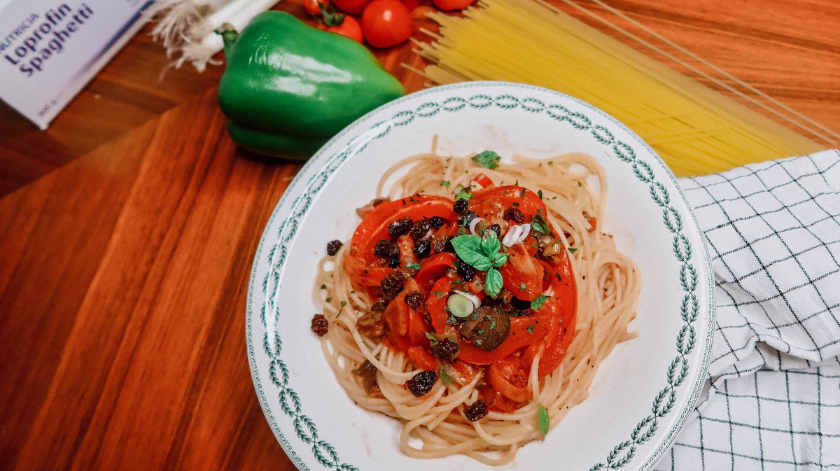 Spaghettis aux tomates, olives et poivrons